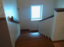 Деревянная лестница, широкие ступени (7 фото) - №18