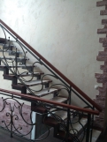 Лестница для коттеджа с перилами (3 фото) - №14