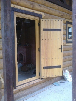 Входная деревянная дверь в загородный дом
