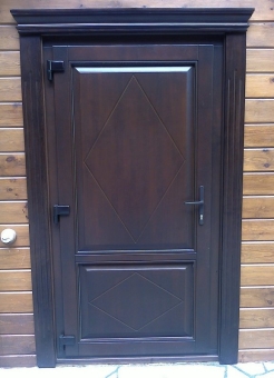 Входная деревянная дверь с карнизом и наличниками