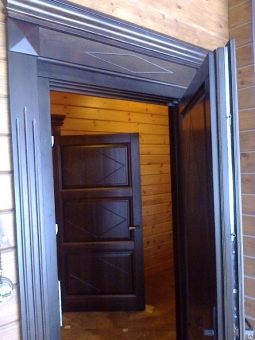 Деревянная входная дверь из массива
