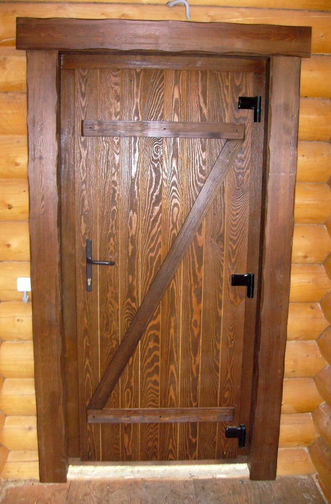 Купить деревянную дверь б у. Утеплить дверь входную деревянную. Дверь для бани входная утепленная. Входная дверь из сосны. Деревянная дверь в тамбур.