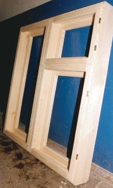 Деревянное окно для дачи