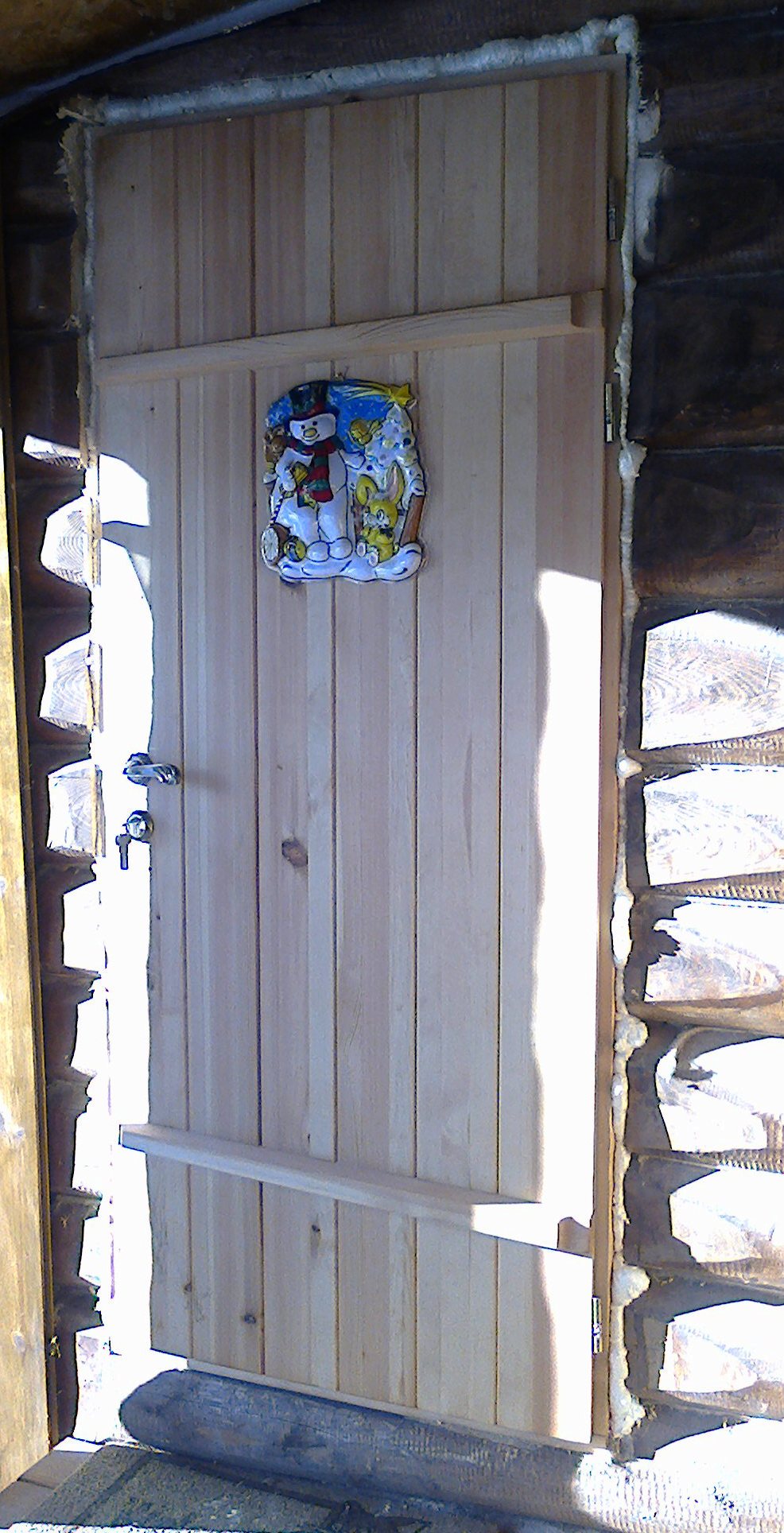 Входная деревянная дверь из массива дерева (сосна)